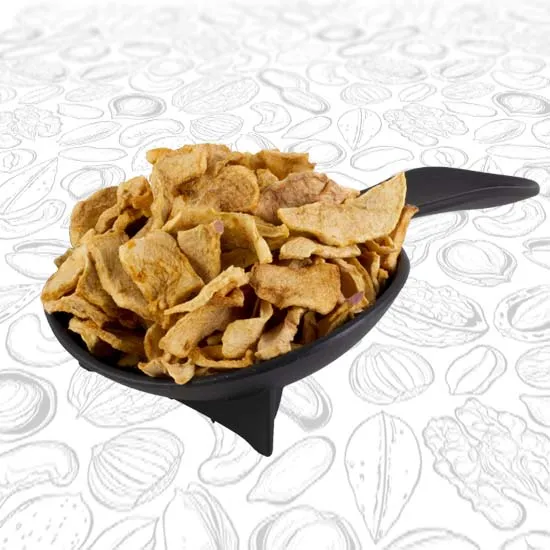 Cucharón con manzana deshidratada chips.